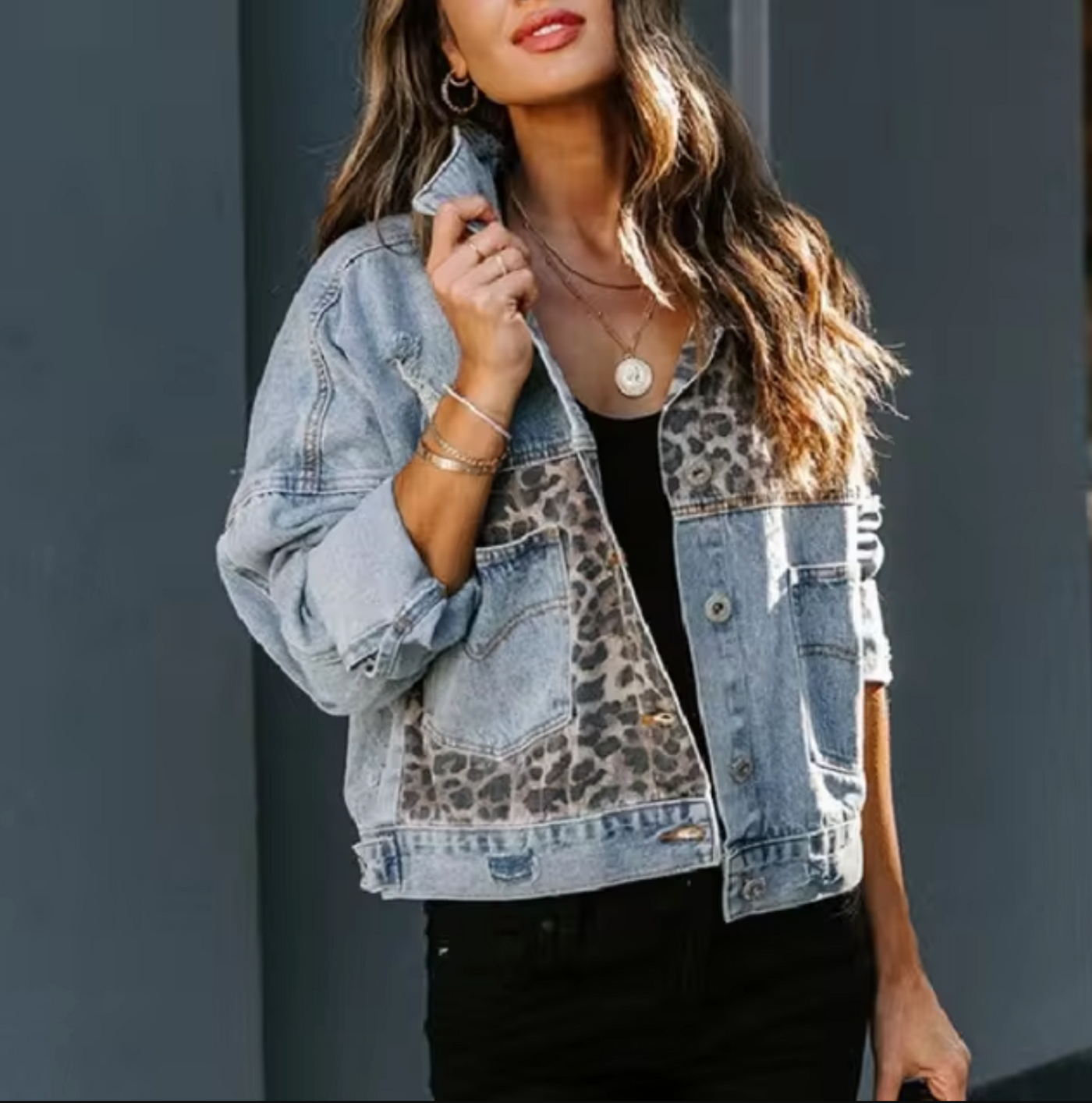 Aileen – Chaqueta vaquera con parche de leopardo